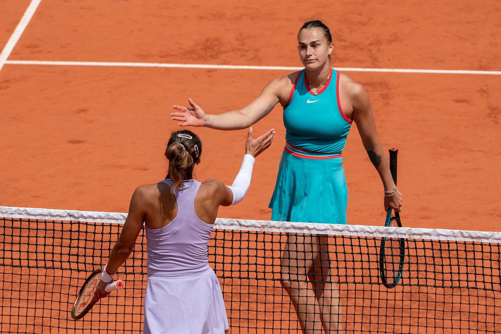 Aryna Sabalenka and Zheng Qinwen shake hands after their QF clash in Paris | Image Source: Getty